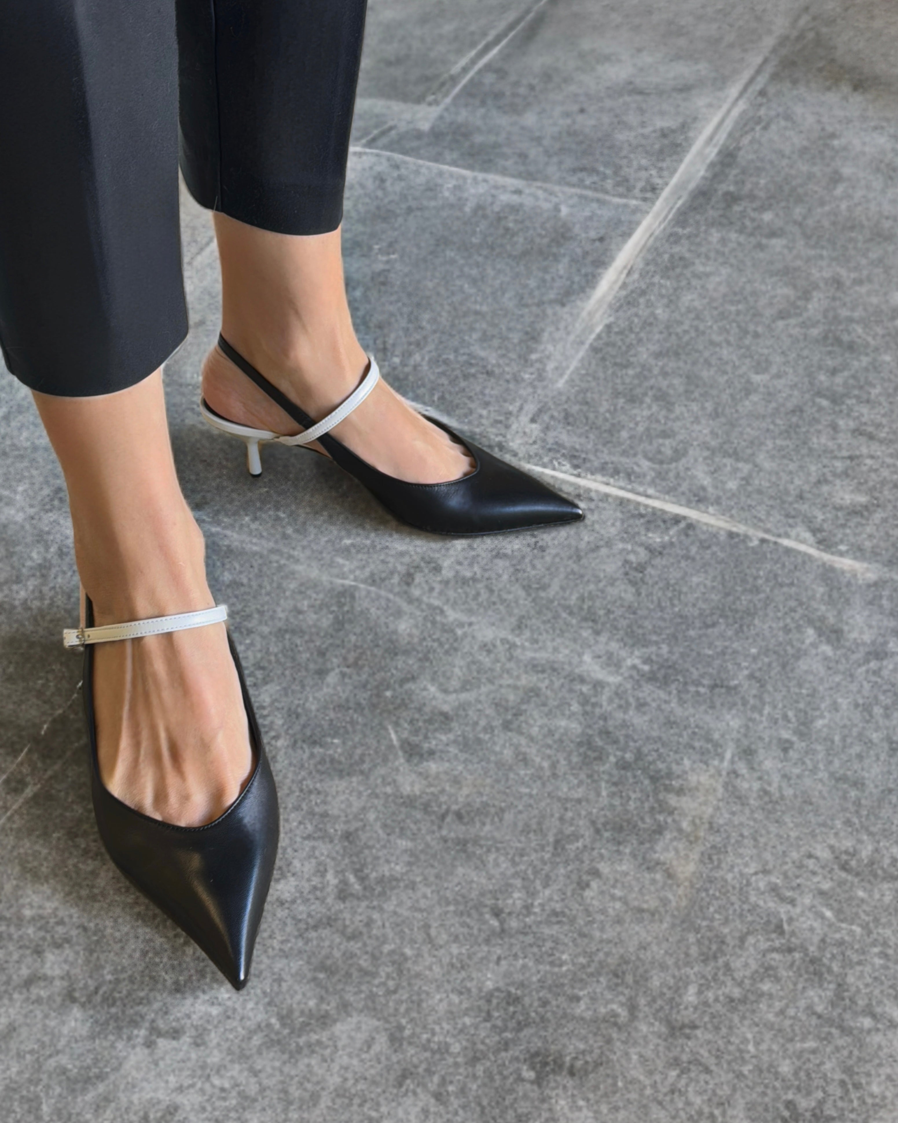The Seller - 1011 (Black)